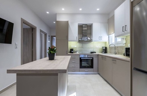 Kos Apartment | Spacious & Luxe 3 BR Downtown