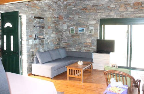 Petries House | Stone House (To petrino)