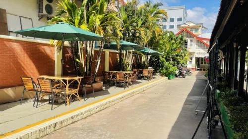 Kampot House | Studebaker Guesthouse & Pool