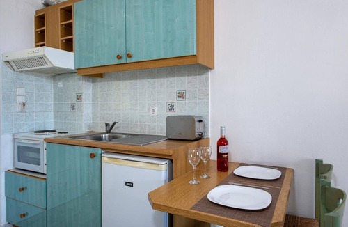 Sfakaki Apartment | Studio Apartment '1 Two Adults' with Sea View, Shared Pool and Wi-Fi