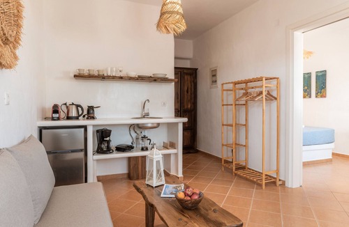 Kini Apartment | Studio Apartment 'Suite No 1' with Sea View, Wi-Fi and Air Conditioning