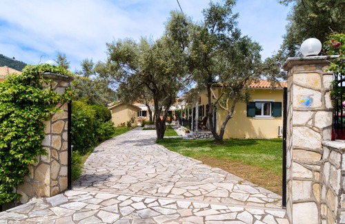 Agios Ioannis Apartment | Studio Apartment "Virginia 3" with Mountain View, Garden & Wi-Fi