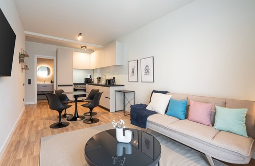 Kypseli Apartment | Stylish 2BR Apt | Rooftop w/Sauna & Views/Gym