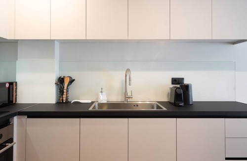 Kypseli Apartment | Stylish 2BR Apt | Rooftop w/Sauna & Views/Gym