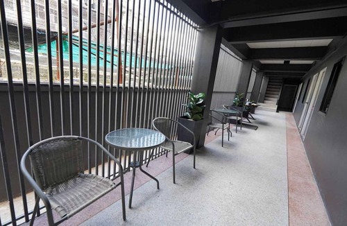 Samsen Nok House | Stylish Double Getaway | Unwind in Huaikwang