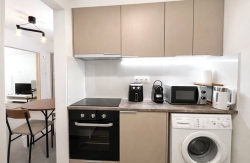 Kypseli Apartment | Stylish Lower Ground Apt in Vibrant Kypseli by ΜΡS
