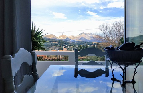 Perama Apartment | Suite of light rooms with panoramic mountain view