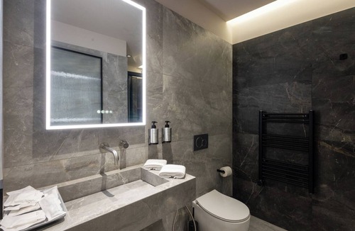 Psirri Hotel | Suite with Sauna by Lux Suites Athens, Lux Suites Athens