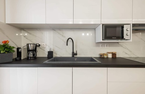 Kinosargous Apartment | Superb Athens Apartment | Apartment Kron | 3 Bedrooms | City View