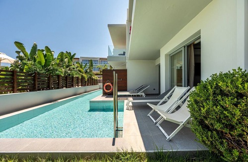 Psalidi Apartment | Superior Double Room with Swim-up Sharing Pool – Inland View