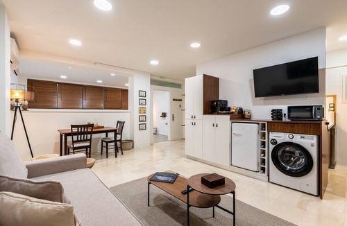 Pangrati Apartment | The Apex Boutique Studio with Private Terrace, Wi-Fi, and Air Conditioning