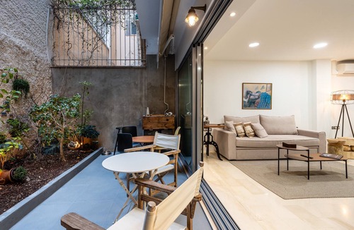 Pangrati Apartment | The Apex Boutique Studio with Private Terrace, Wi-Fi, and Air Conditioning