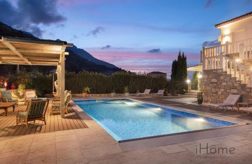 Agios Konstantinos Villa | The Beach House - Mansion with Swimming Pool
