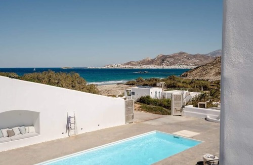 Stelida Villa | The villa is situated on a quiet sandy beach, and only a short distance from the main town, Hora.