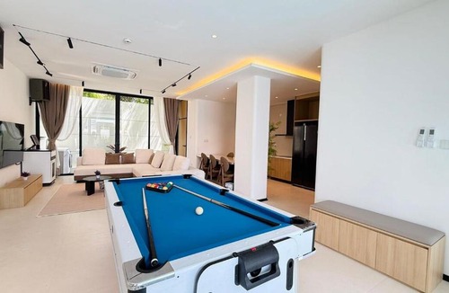 Central Pattaya Villa | The White Heaven 4BR KTV BBQ Rooftop Swimming pool
