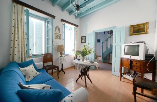 Mandraki House | Traditional house by the sea