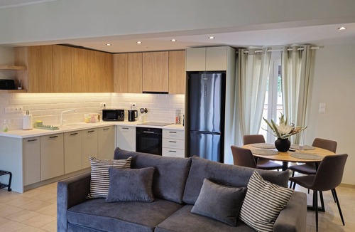 Petralona Apartment | Tranquil 2BR Penthouse Petralona