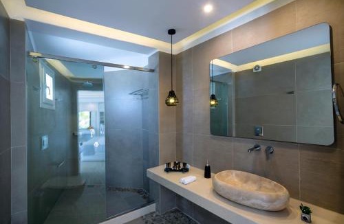 Paradise Hotel | Tropicana Hotel , Suites & Villas Mykonos