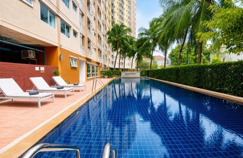 Talat Yai Apartment | Twin Bed Phuket Old Town Fast Wifi Netflix GymPool