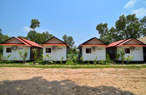 Sangkat Sla Kram House | Twin Bedroom/Half way to Angkor Wat