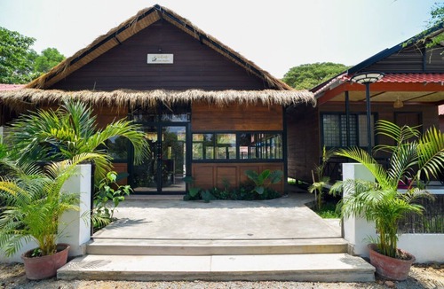 Sangkat Sla Kram House | Twin Bedroom/Half way to Angkor Wat