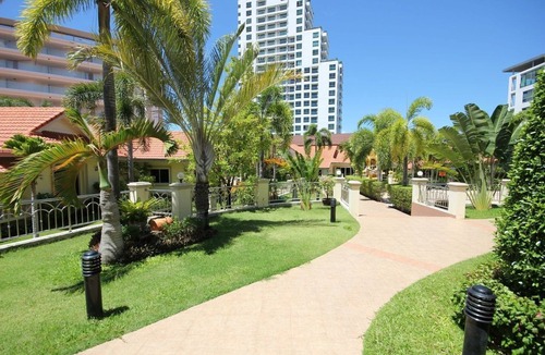 Nong Chaeng House | Unbeatable bungalow right out in the pool at Nordic Park Hill Jomthien Royal Cliff