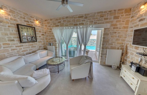 Pitsidia Villa | Unique & peaceful, nestled between mountains and sea, pool, jacuzzi, Wi-Fi.
