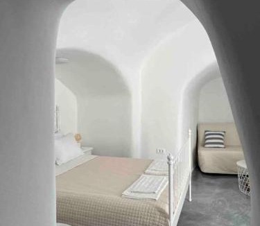 Megalochori House | Unique small stonehouse at Thira