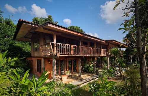 Nang Lae Cottage | Unique stilted wooden house near Black House museum