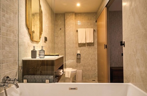 Thanon Phetchaburi Hotel | URBAN VIBE BANGKOK