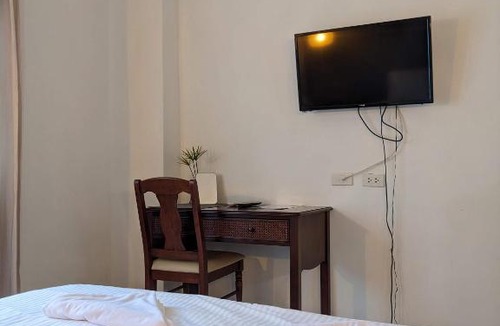 Phanat Nikhom Hotel | V at Panus