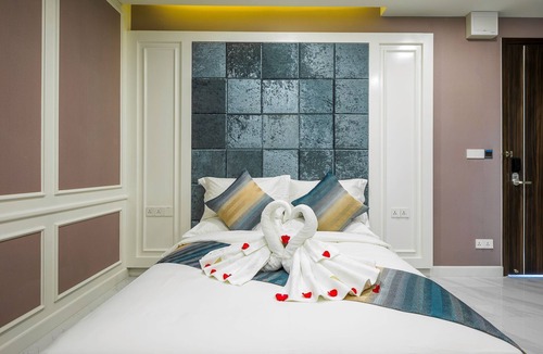 Chamkar Mon Hotel | V Boutique Hotel-Deluxe Queen Room 1