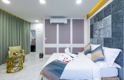 Chamkar Mon Hotel | V Boutique Hotel-Deluxe Queen Room 1