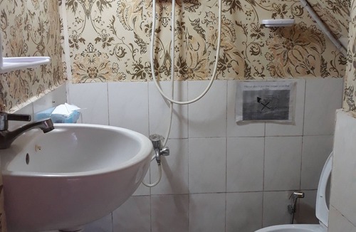 Chamkar Mon Bed & Breakfast | Vanny's King bed & Large Window in Phnom Penh.