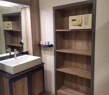 Pom Prap Sattru Phai Hostel | Victory Place