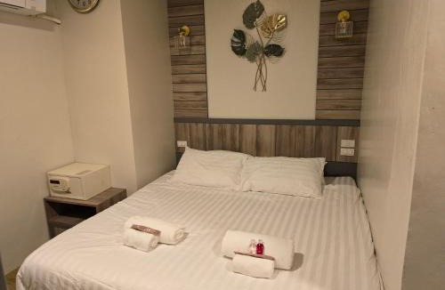 Pom Prap Sattru Phai Hostel | Victory Place