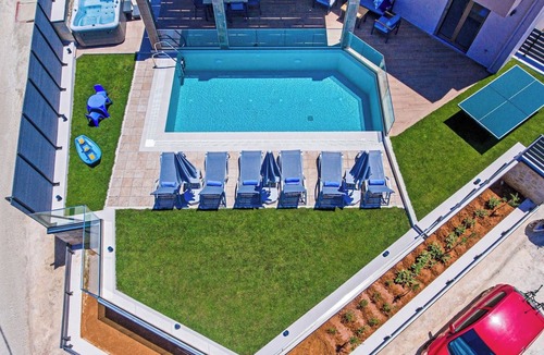 Dilofo Villa | Villa Anthi, with salted water pool,jacuzzi, BBQ!