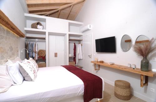 Ag. Georgios House | Villa Estia - private jacuzzi next to the beach