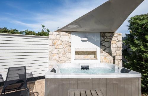 Ag. Georgios House | Villa Estia with Outdoor Hot Tub - Next to the Beach