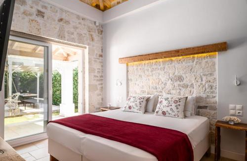 Ag. Georgios House | Villa Estia with Outdoor Hot Tub - Next to the Beach