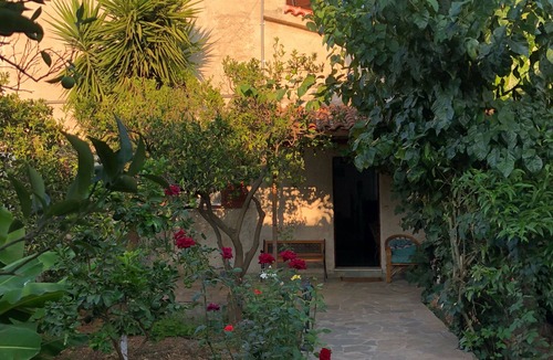 Alikianos Villa | Villa Flora ,3 bedrooms,2 bathrooms ,living room, 12 min by car to Chania center