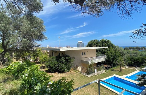 Adelianos Kampos Villa | Villa George, on Beach Front