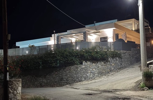 Plaka House | Villa Giil, a large, modern, family-friendly house with a private pool