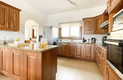 Peyia Town Villa | Villa Nikki - Spacious Villa, Private Pool, Sea Views!