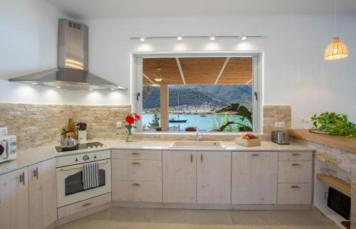Geni Villa | Villa Unalome Seafront Luxury
