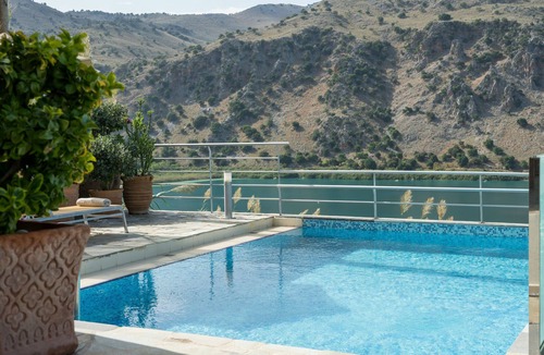 Kavallos Villa | Villa with View to Lake & White Mountains