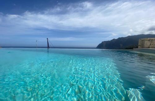 Pefki Villa | Villa Zina mit Infinity-Pool und Meerblick
