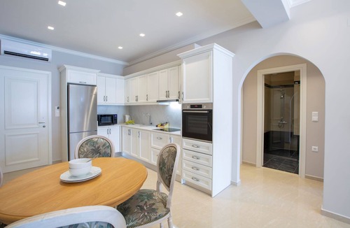 Nidri House | VK Luxury Suites - Private Parking - Adults Only