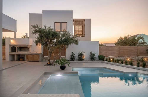 Tavronitis Villa | Walk to Market & Taverna★500mt to the beach★Lux villa★Outdoor Jacuzzi★BBQ & Wifi