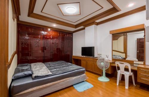 Silom Apartment | White Base